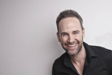 Gülümseyen adam çekim için poz