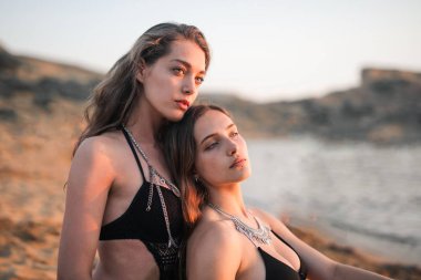Sahilde iki güzel kız