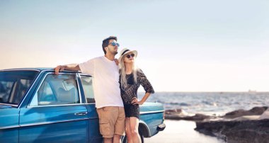 Sahilde bir araba ile Lover