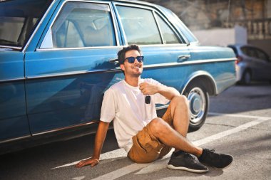 Bir adam ve arabası.