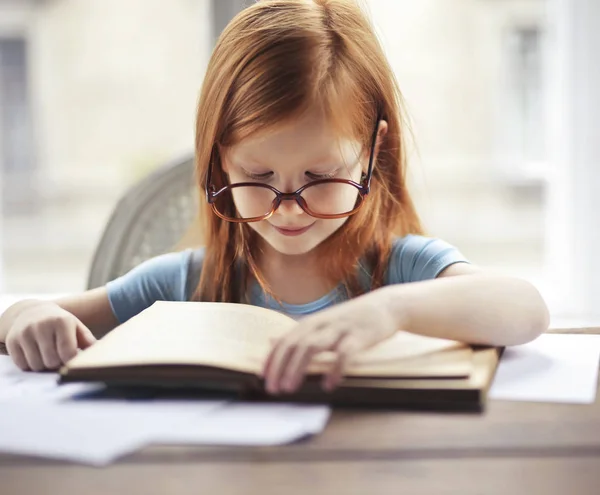 Bambina Leggere Con Grandi Occhiali — Foto Stock