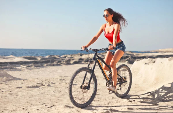 아름다운 소녀는 자전거를 — 스톡 사진