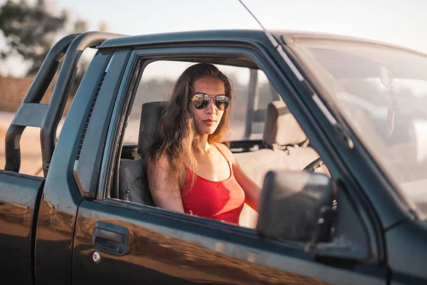 Sterk Meisje Rijden Een Jeep — Stockfoto
