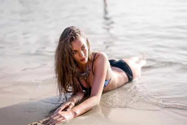 Krásná Dívka Leží Pláži — Stock fotografie