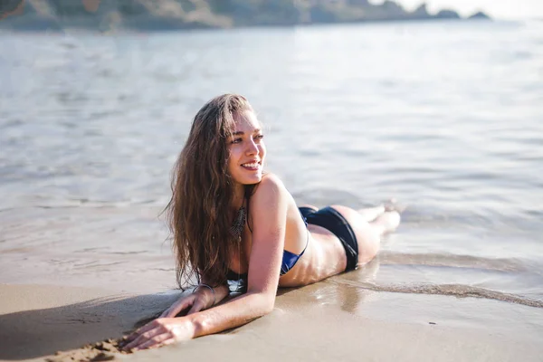 Красива Дівчина Лежить Пляжі — стокове фото