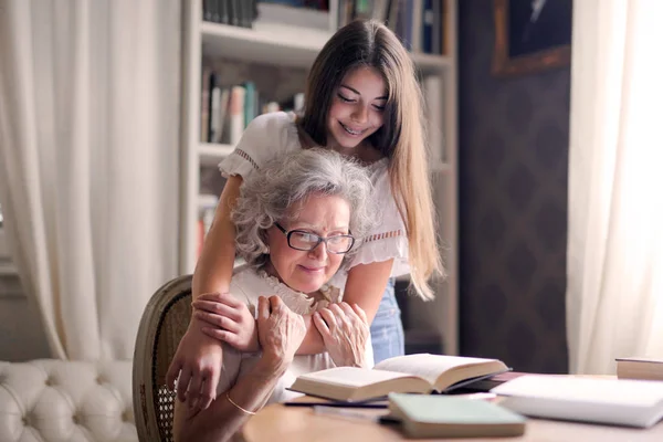 Sobrino Abuela Leer Mesa —  Fotos de Stock