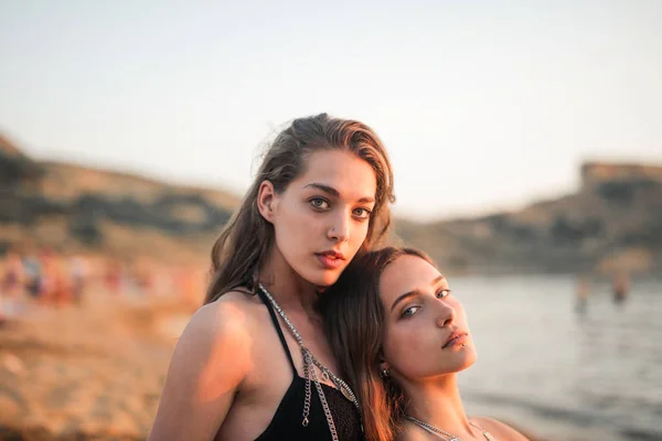 Két Gyönyörű Lány Parton — Stock Fotó