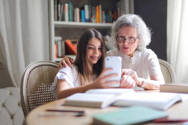 Oma Und Kleine Mädchen Machen Ein Selfie — Stockfoto