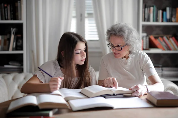 Mamie Une Petite Fille Font Leurs Devoirs — Photo