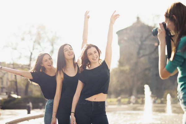 Girl Takes Picture Fountain — Stock Photo, Image