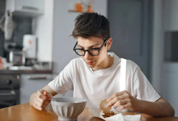 Adolescente Tomar Café Manhã Com Muitos Biscoitos — Fotografia de Stock