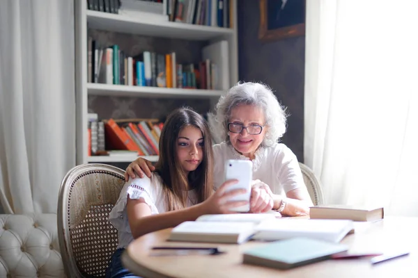 Nonna Nipote Fanno Selfie — Foto Stock