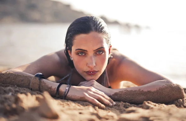 Een Meisje Het Zand — Stockfoto