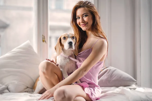 Ein Mädchen Mit Hund Auf Dem Sofa — Stockfoto