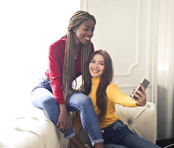 Δύο Φίλοι Στον Καναπέ Κάνουν Μια Selfie — Φωτογραφία Αρχείου