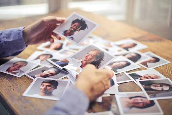 Escolhendo Melhor Retrato Mesa — Fotografia de Stock