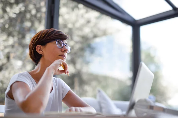 Ein Mädchen Arbeitet Mit Laptop — Stockfoto