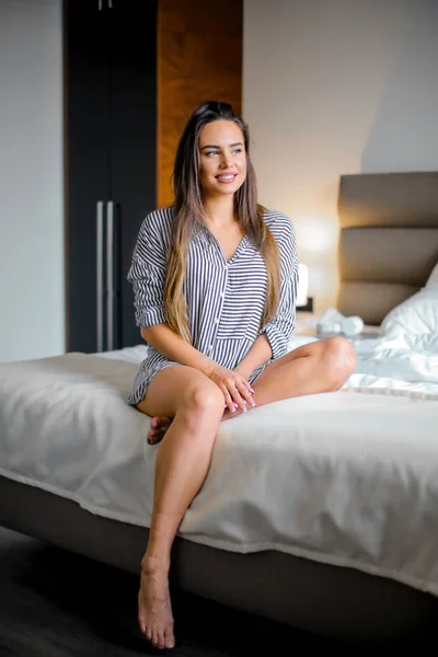 Ragazza Sorridente Sul Letto — Foto Stock