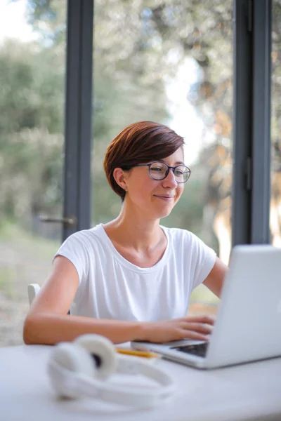 Lächeln Mädchen Auf Dem Laptop — Stockfoto