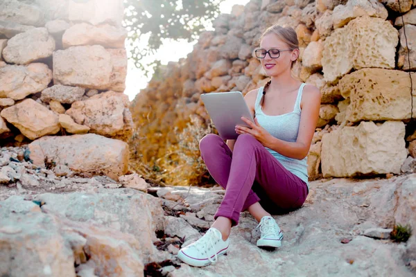 Ragazza Bionda Usa Computer Portatile Nella Natura — Foto Stock