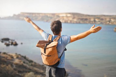 Denizin önünde bir adam