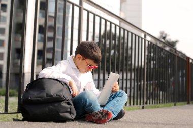 Küçük çocuk tabletle oyun oynuyor.