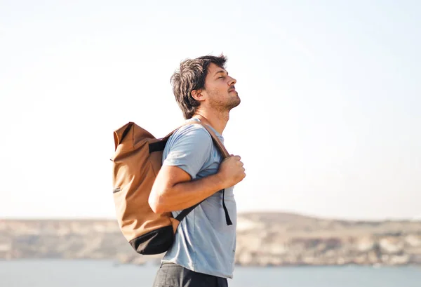 Homem Está Andando Lugar Bonito — Fotografia de Stock