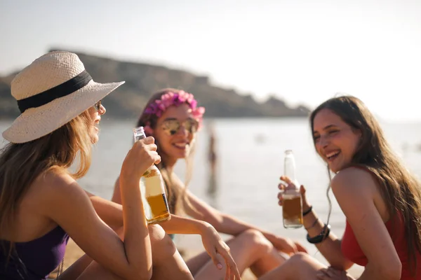 Tres Chicas Bebiendo Sentadas Playa —  Fotos de Stock
