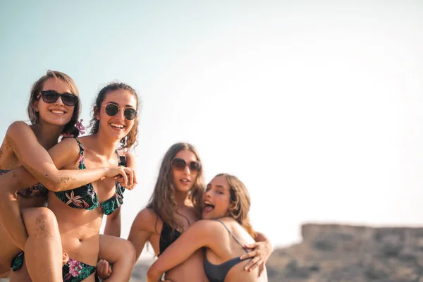 Grupa Uśmiechniętych Dziewczyn Plaży — Zdjęcie stockowe