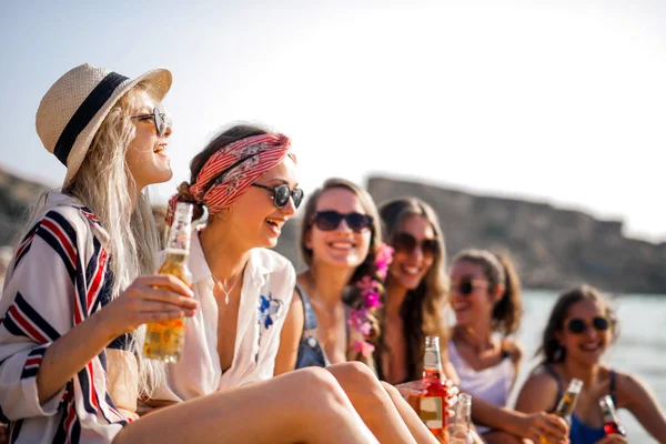 Meninas Estão Sorrindo Sentadas Praia — Fotografia de Stock