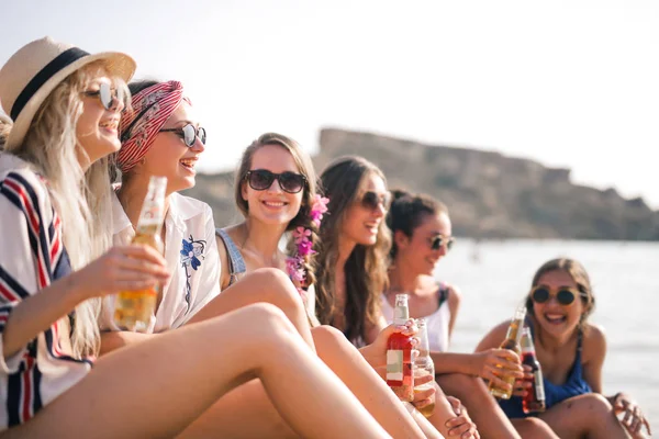 Ragazze Sorridono Sedute Sulla Spiaggia — Foto Stock