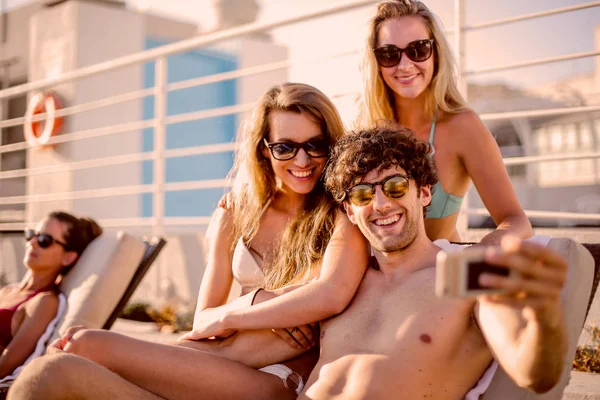 Amigos Estão Tirando Uma Selfie Dia Ensolarado — Fotografia de Stock