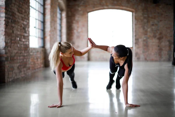 Två Flickor Gymmet — Stockfoto