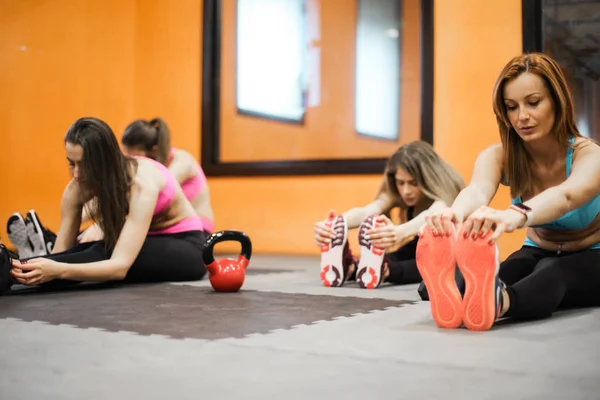 Bir Grup Kız Spor Salonunda Esneme Hareketleri Yapıyor — Stok fotoğraf