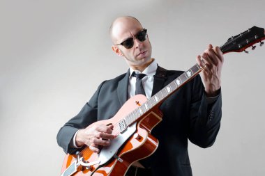 Zarif adam müzik çalıyor.