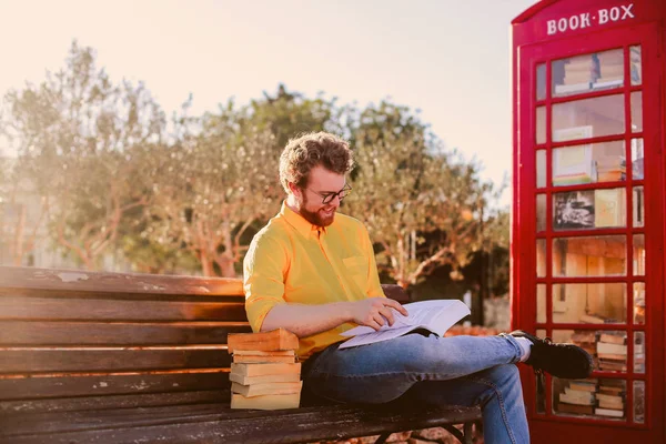 Ragazzo Legge Libri Mentre Seduto Una Panchina — Foto Stock