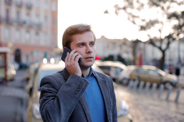 Bir çocuk bankta otururken kitap okur.