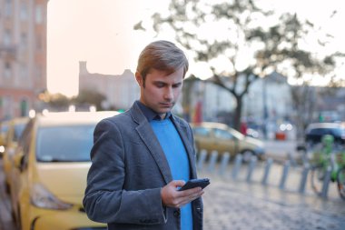 Bir çocuk bankta otururken kitap okur.