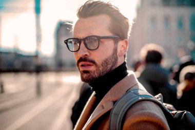 Zarif bir adam tramvayı bekliyor.