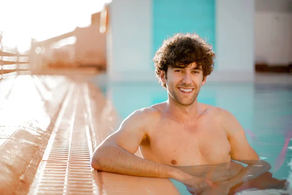 Ragazzo Legge Libri Mentre Seduto Una Panchina — Foto Stock