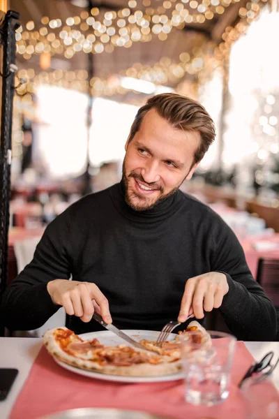 Μόδα Άνθρωπος Τρώει Πίτσα Ένα Κομψό Εστιατόριο — Φωτογραφία Αρχείου