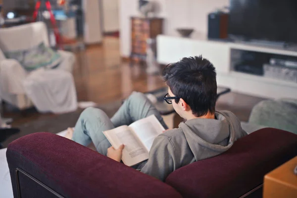 Adolescente Studia Seduto Sul Divano — Foto Stock