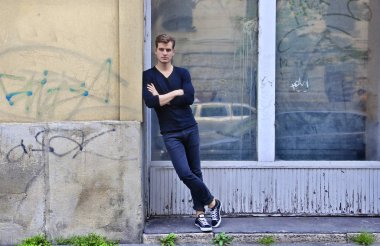 Bir adam eski bir binaya çarptı.