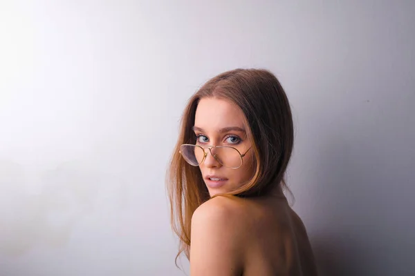 Schönes Mädchen Vor Einer Weißen Wand — Stockfoto
