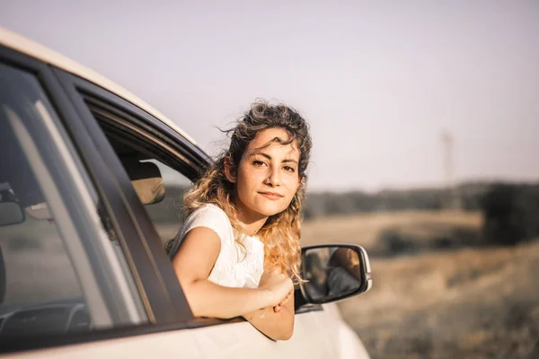 Ένα Κορίτσι Έξω Από Αυτοκίνητο — Φωτογραφία Αρχείου