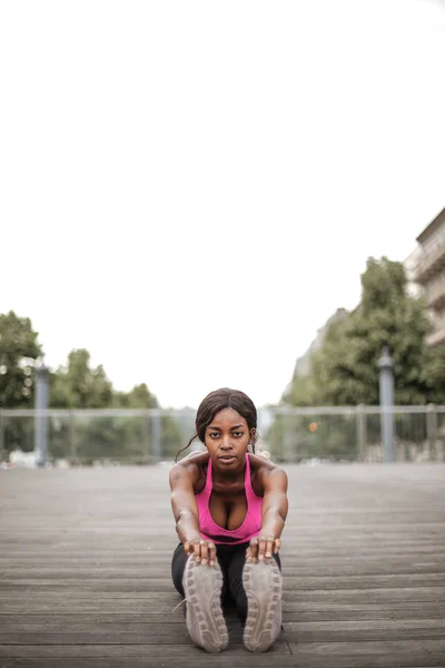 Une Fille Fait Des Étirements Après Entraînement — Photo