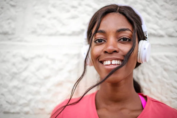 Sonriente Chica Escuchar Música — Foto de Stock