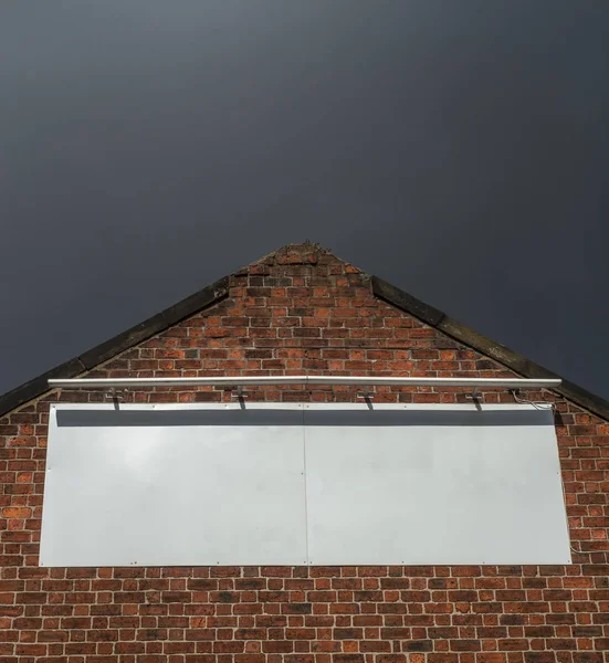 Panneau Affichage Vierge Signe Sur Vieux Bâtiment Usine Briques Rouges — Photo