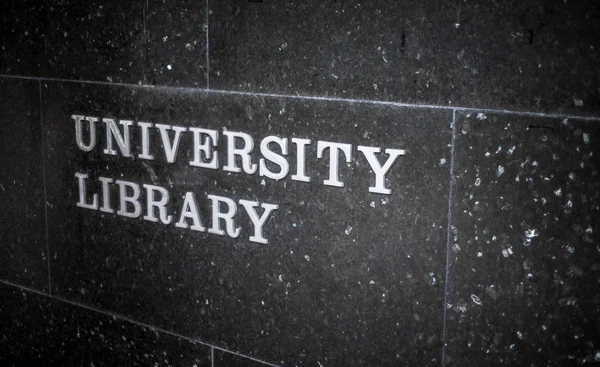 Ένα Σημάδι Για Βιβλιοθήκη Ένα Διάσημο Πανεπιστήμιο Μάρμαρο — Φωτογραφία Αρχείου