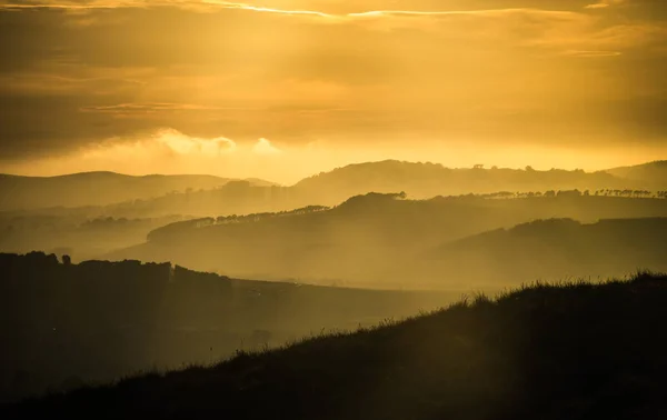 Όμορφη Μαγική Ώρα Φως Πέρα Από Misty Λόφους — Φωτογραφία Αρχείου